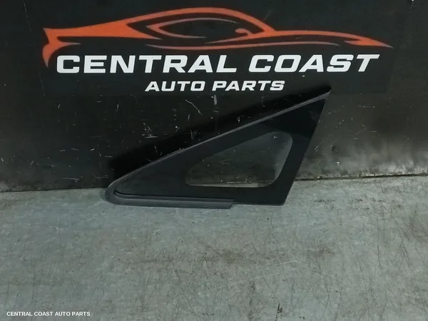 Left Front 1/4 Door Glass