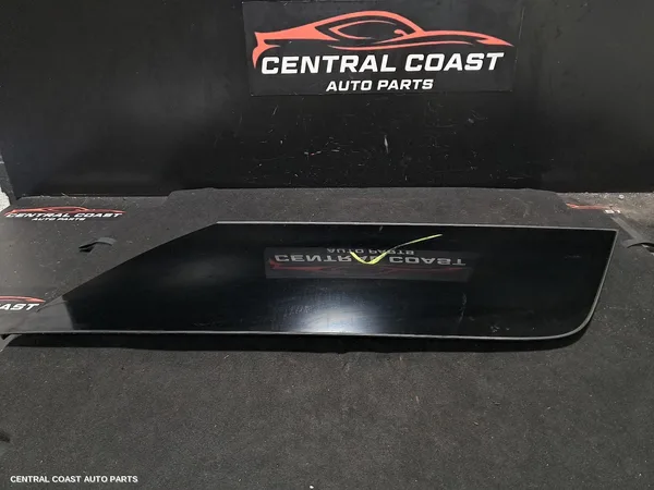 Right Rear 1/4 Door Glass